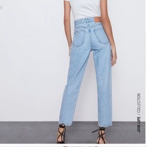 ZARA MOM FIT JEANS LIGHT WASH